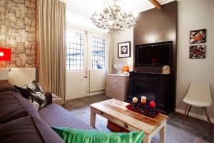 Una sala de estar con un sofá y una mesa de café. en Group Stay, 7 minutes away from Amsterdam!, en Halfweg