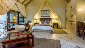 una camera con letto e tavolo di Jörn's Gästehaus a Nelspruit