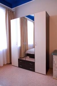 ムィコラーイウにあるVIP on Naberezhnaya strのベッドルーム付きの部屋に大きな鏡