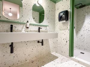 Bilik mandi di Coeo Hernan Ruiz Rooftop Pool Hostel
