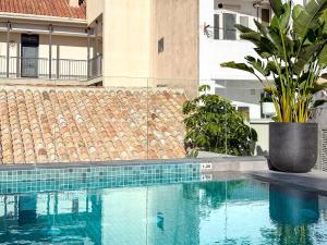 Bazén v ubytování Coeo Hernan Ruiz Rooftop Pool Hostel nebo v jeho okolí