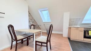 a kitchen and dining room with a table and chairs at Zentrale Monteurwohnung Neumünster mit Küche & WLAN in Neumünster