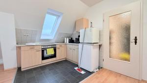 a kitchen with a stove and a refrigerator at Zentrale Monteurwohnung Neumünster mit Küche & WLAN in Neumünster +79 photos
