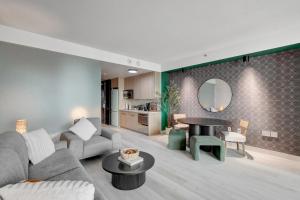 AVA SUITE 37th FLR STRIP VIEW BALCONY Palms Place的休息区