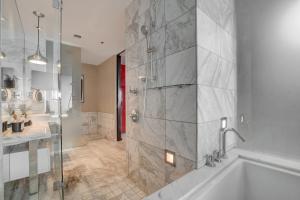 AVA SUITE 37th FLR STRIP VIEW BALCONY Palms Place的一间浴室