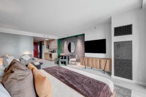 AVA SUITE 37th FLR STRIP VIEW BALCONY Palms Place的电视和/或娱乐中心
