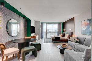 AVA SUITE 37th FLR STRIP VIEW BALCONY Palms Place的休息区
