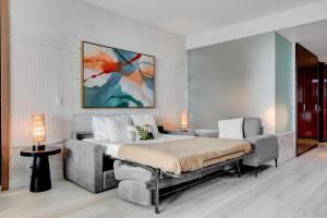 AVA SUITE 37th FLR STRIP VIEW BALCONY Palms Place客房内的一张或多张床位