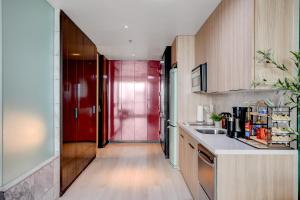 AVA SUITE 37th FLR STRIP VIEW BALCONY Palms Place的厨房或小厨房
