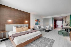 AVA SUITE 37th FLR STRIP VIEW BALCONY Palms Place客房内的一张或多张床位