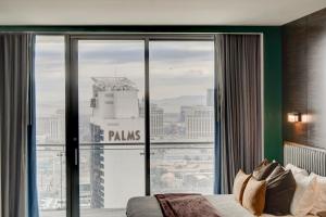 AVA SUITE 37th FLR STRIP VIEW BALCONY Palms Place的休息区