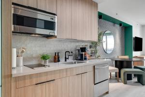AVA SUITE 37th FLR STRIP VIEW BALCONY Palms Place的厨房或小厨房