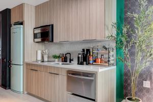 AVA SUITE 37th FLR STRIP VIEW BALCONY Palms Place的厨房或小厨房