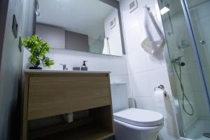 サンティアゴにあるDepartamento full equipado a pasos del movistar arena, moderno y cómodo con toda la magia del surのトイレ、洗面台、シャワー付きのバスルーム