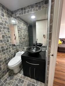 Koupelna v ubytování LA POSADA DE GUILLE LUXURY 2 HABITACIONES - Surco + 8 fotografií