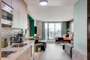 AVA SUITE 37th FLR STRIP VIEW BALCONY Palms Place的厨房或小厨房