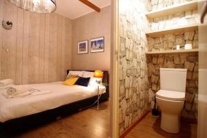 1 dormitorio con cama y aseo en Group Stay, 7 minutes away from Amsterdam!, en Halfweg
