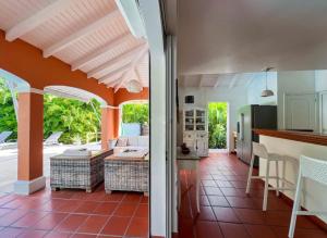 a kitchen and living room with an open floor plan at Villa Douceur & Spa Piscine & Jacuzzi privés - proche plage in Saint-François