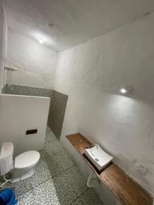 un baño con inodoro y lavabo en Vila 34, en Porto Seguro