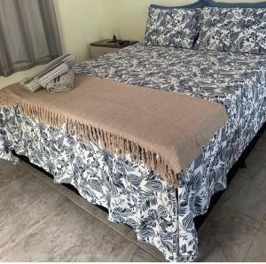 皮雷诺波利斯Chalé do Ypê的一张黑白床