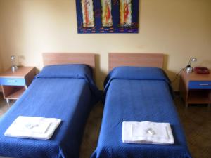 A bed or beds in a room at Dependance La Mouette
