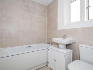 a bathroom with a sink and a tub and a toilet at 5 Bedroom Detached House in Milton Keynes in Bletchley +18 photos