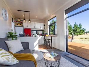 Η κουζίνα ή μικρή κουζίνα στο Mangateitei Views - Rangataua Tiny Home