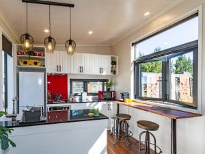 Köök või kööginurk majutusasutuses Mangateitei Views - Rangataua Tiny Home