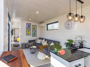 Köök või kööginurk majutusasutuses Mangateitei Views - Rangataua Tiny Home