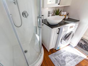 Η κουζίνα ή μικρή κουζίνα στο Mangateitei Views - Rangataua Tiny Home