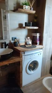 una cucina con lavatrice e lavandino di IL F A G G E T O - Terminillo a Terminillo