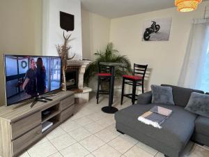 TV a/nebo společenská místnost v ubytování Bienvenu au Karush, Proche château Chambord et Blois