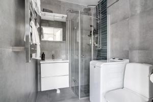 Phòng tắm tại Comfortable Apartment with private dock