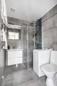 Koupelna v ubytování Comfortable Apartment with private dock + 25 fotografií