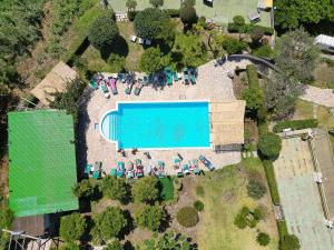 an overhead view of a swimming pool with tables and chairs at Tenuta Villa Tara in Ischia