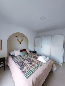 Un dormitorio con una cama grande en una habitación. en Casa en Santa Elena, en Playa Dorada