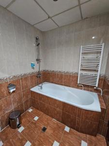 een bad in een betegelde badkamer bij Family Hotel Jeri in Velingrad