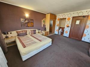 Postel nebo postele na pokoji v ubytování Family Hotel Jeri + 34 fotografií