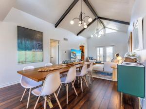 una cucina e una sala da pranzo con tavolo e sedie di Paix Bleu a Galveston