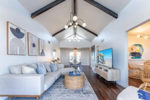 un soggiorno con un divano e una TV di Paix Bleu a Galveston