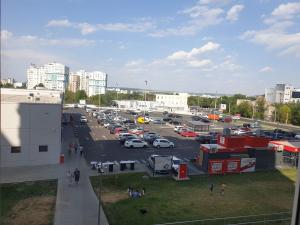 a parking lot full of cars in a city at Ботаника Тесцимициану Молл парк долина роз in Chişinău