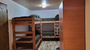 Μία ή περισσότερες κουκέτες σε δωμάτιο στο Cabaña LUBA