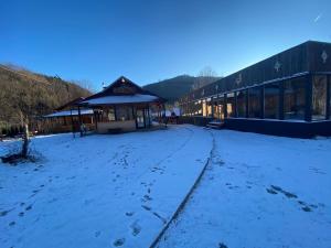 Foto dalla galleria di Căsuțele Doftanei a Teşila