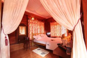 מיטה או מיטות בחדר ב-Pugmarks Jungle Lodge