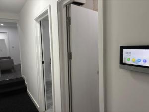 a mirror in a room with a tv on a wall at Luton Centrally Located Apartment v close London Luton Airport in Luton