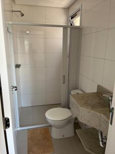 Ένα μπάνιο στο Apartamento de 2 suítes com vista para o mar +12 φωτογραφίες
