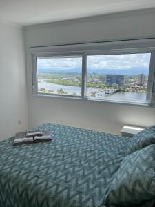 Ένα ή περισσότερα κρεβάτια σε δωμάτιο στο Apartamento de 2 suítes com vista para o mar