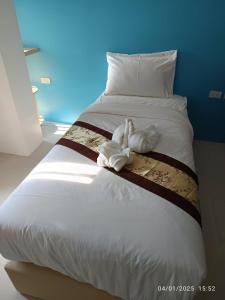 Postel nebo postele na pokoji v ubytování The Answer Hotel