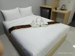 Postel nebo postele na pokoji v ubytování The Answer Hotel