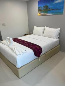 Postel nebo postele na pokoji v ubytování The Answer Hotel